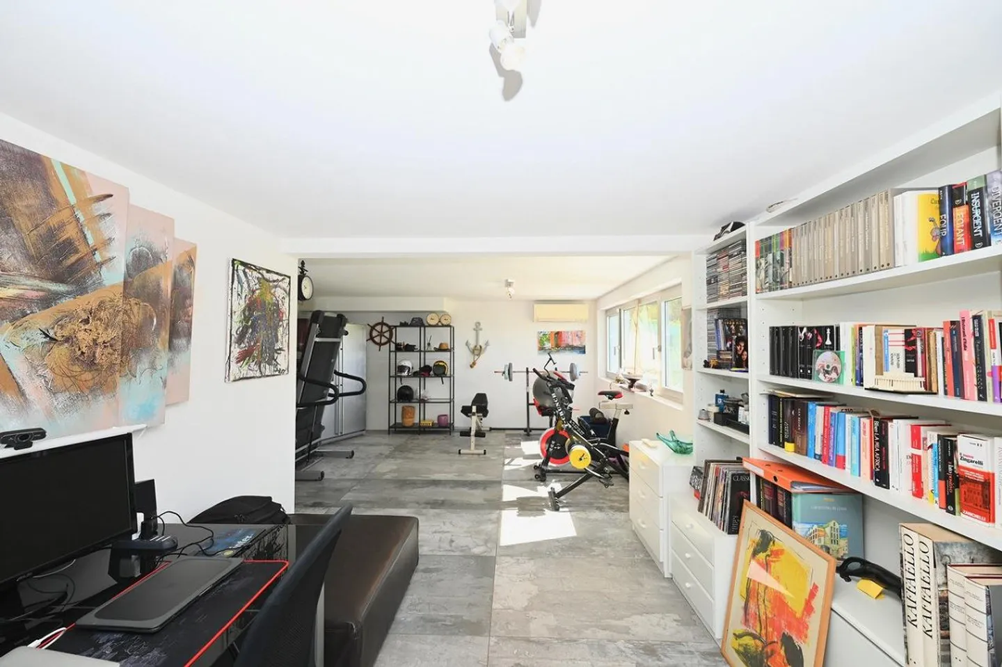 Prestigious Contemporary Villa with Garden, Pool and Private Vineyard - Photo 28 of 30