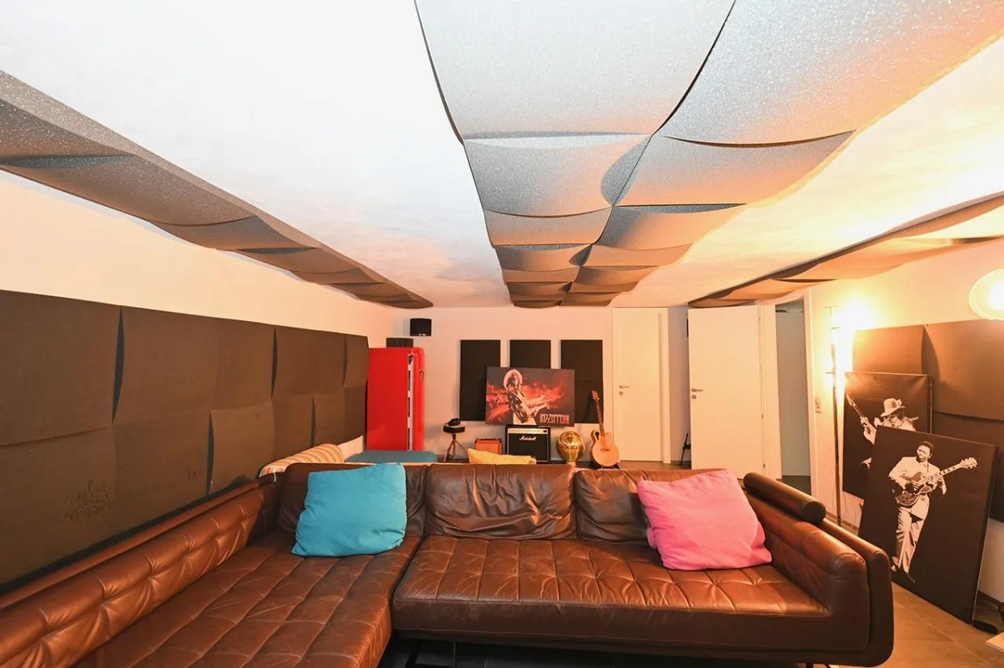 Prestigious Contemporary Villa with Garden, Pool and Private Vineyard - Photo 29 of 30