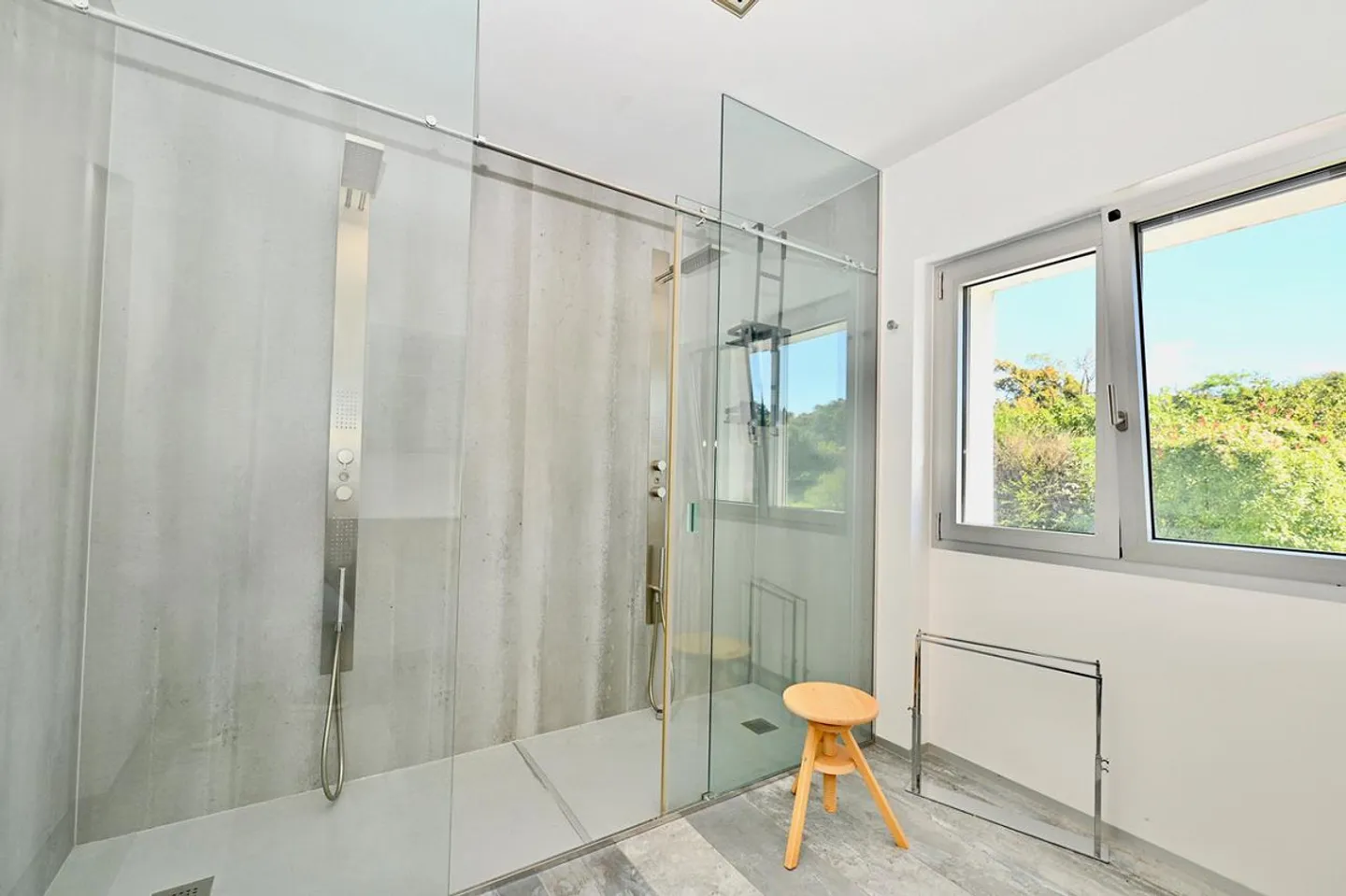 Prestigious Contemporary Villa with Garden, Pool and Private Vineyard - Photo 20 of 30