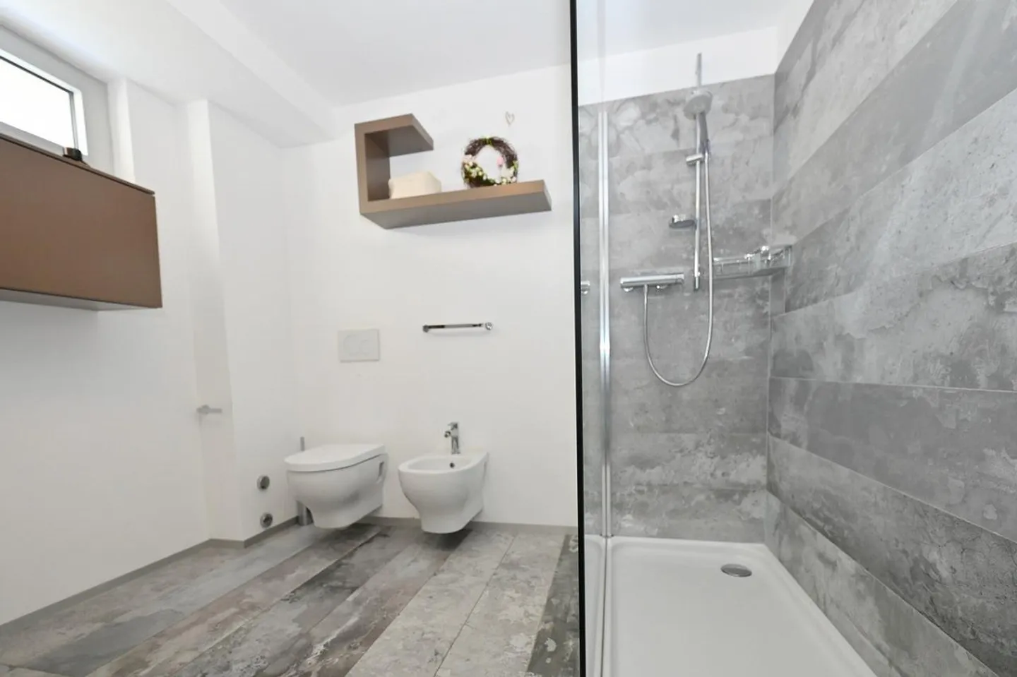 Prestigious Contemporary Villa with Garden, Pool and Private Vineyard - Photo 25 of 30