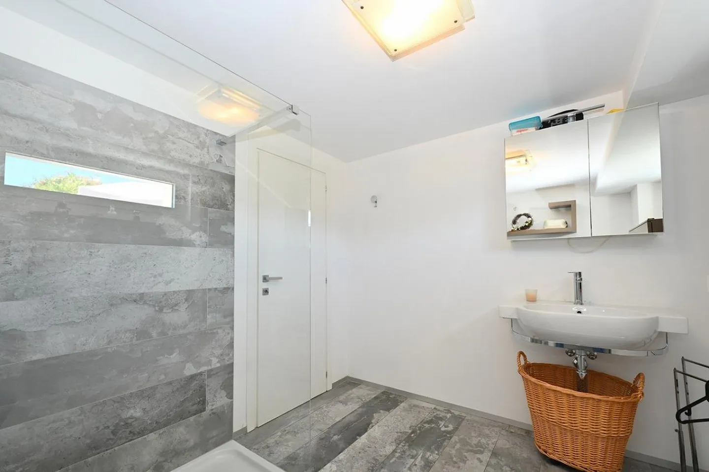 Prestigious Contemporary Villa with Garden, Pool and Private Vineyard - Photo 26 of 30