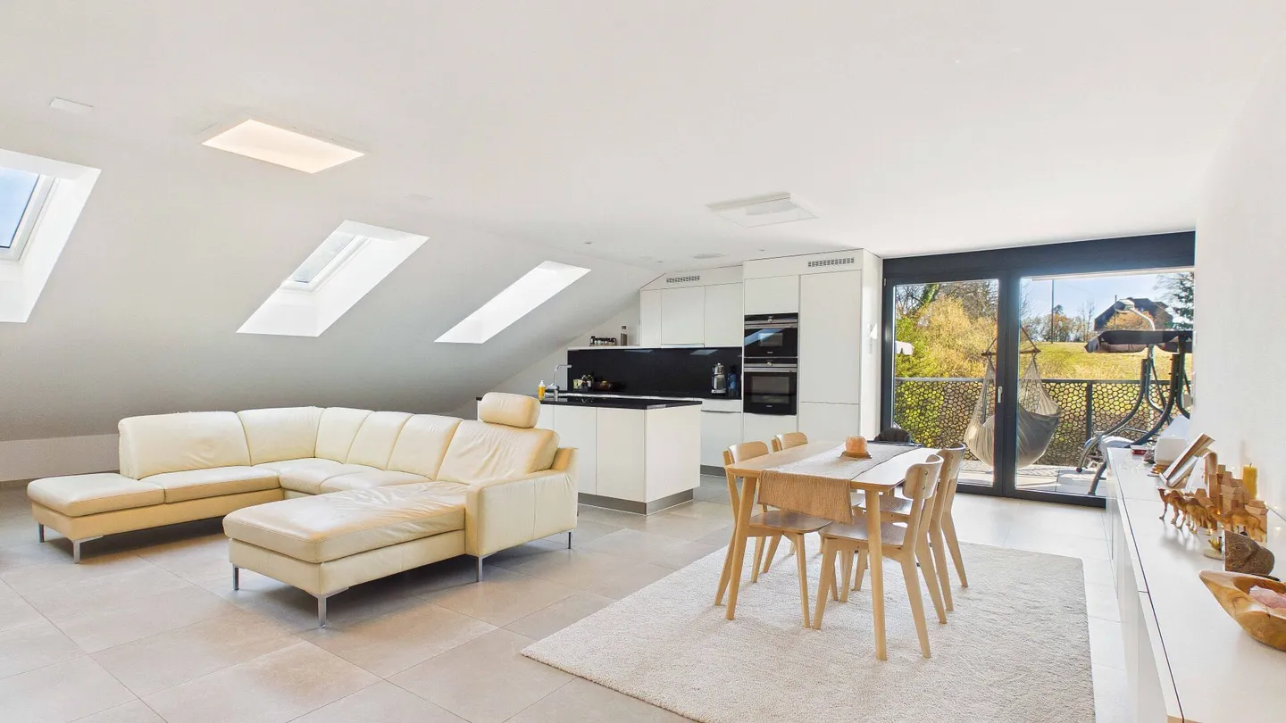 Komfort, Klasse und Charme: 5.5-Zimmer-Dach-Maisonette in Ottenbach - Photo 1 of 18