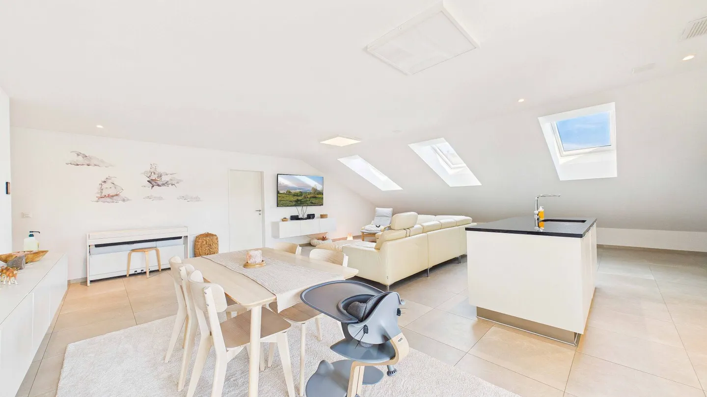 Komfort, Klasse und Charme: 5.5-Zimmer-Dach-Maisonette in Ottenbach - Photo 4 of 18