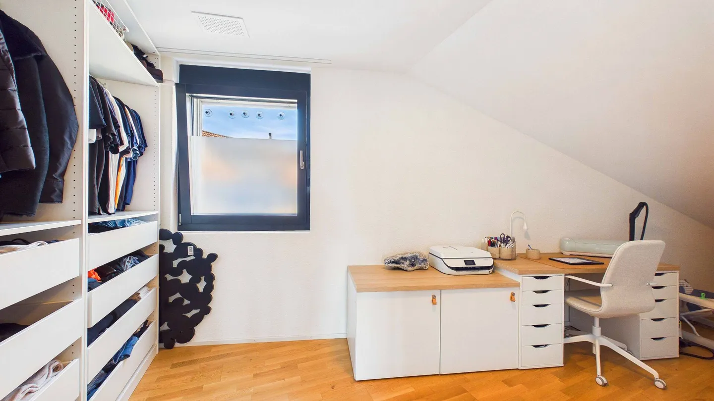 Komfort, Klasse und Charme: 5.5-Zimmer-Dach-Maisonette in Ottenbach - Photo 11 of 18