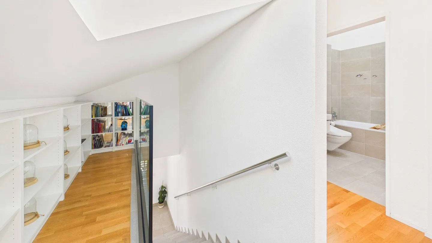 Komfort, Klasse und Charme: 5.5-Zimmer-Dach-Maisonette in Ottenbach - Photo 12 of 18