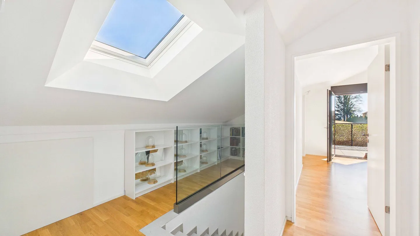 Komfort, Klasse und Charme: 5.5-Zimmer-Dach-Maisonette in Ottenbach - Photo 13 of 18