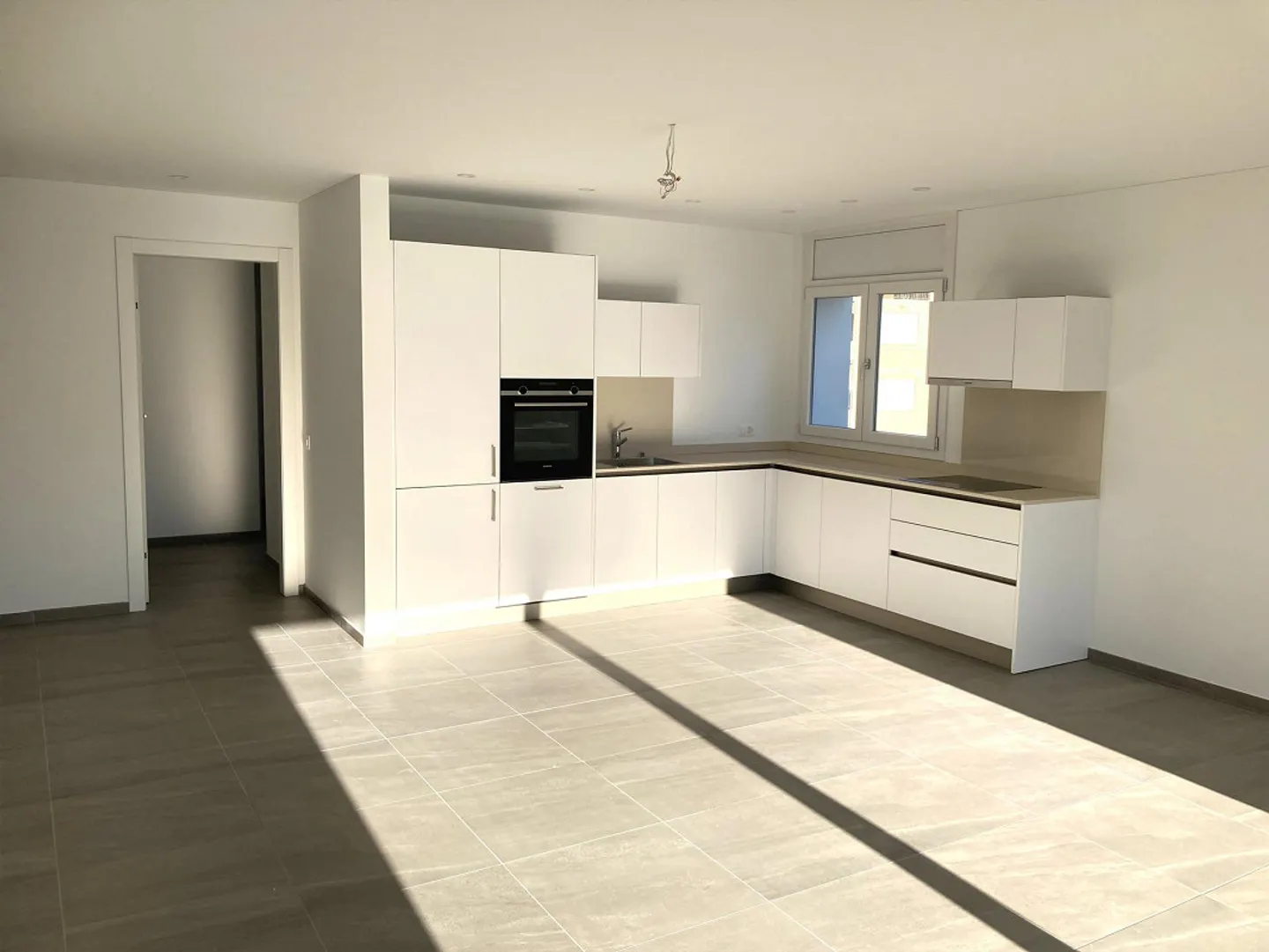 3.5-room apartment in Caslano, Canton TI - Modern, refined and central - Photo 2 of 9