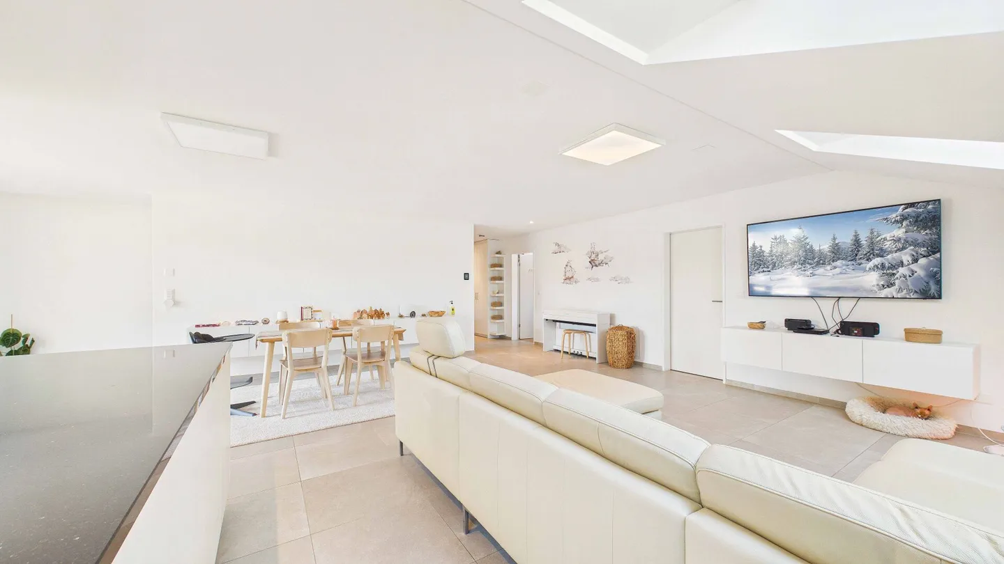 Komfort, Klasse und Charme: 5.5-Zimmer-Dach-Maisonette in Ottenbach - Photo 5 of 18