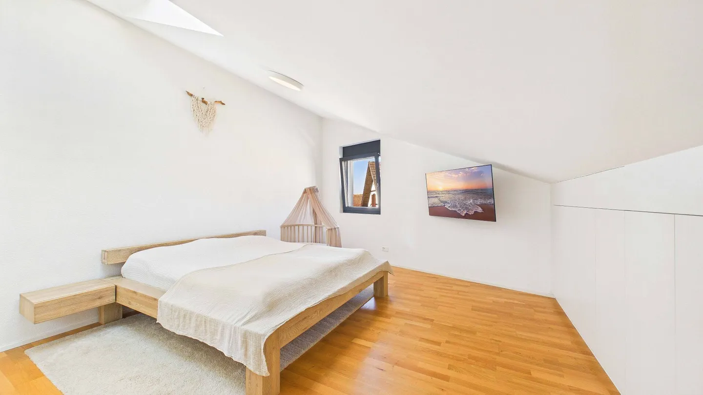 Komfort, Klasse und Charme: 5.5-Zimmer-Dach-Maisonette in Ottenbach - Photo 7 of 18