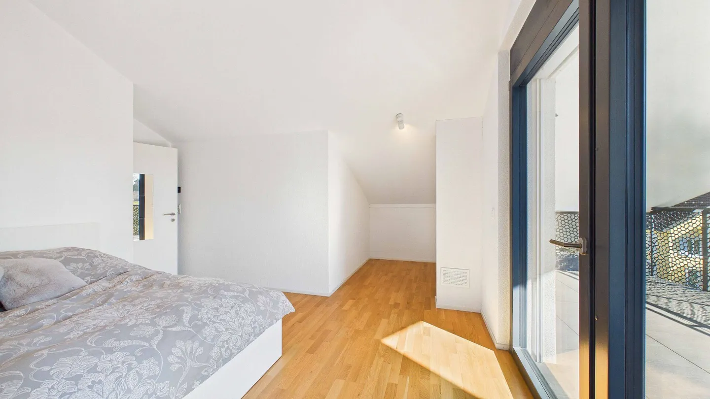 Komfort, Klasse und Charme: 5.5-Zimmer-Dach-Maisonette in Ottenbach - Photo 9 of 18