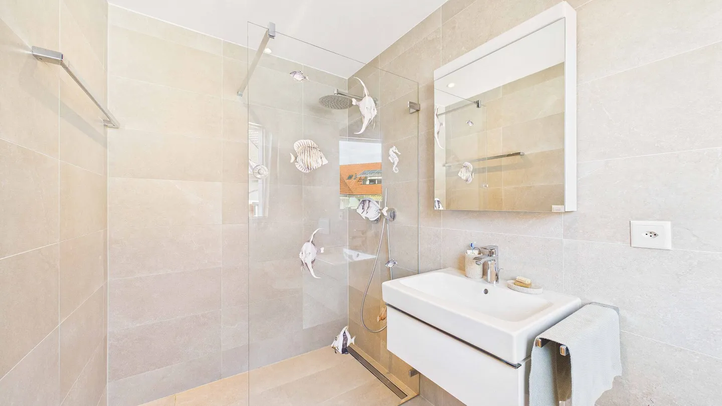 Komfort, Klasse und Charme: 5.5-Zimmer-Dach-Maisonette in Ottenbach - Photo 14 of 18