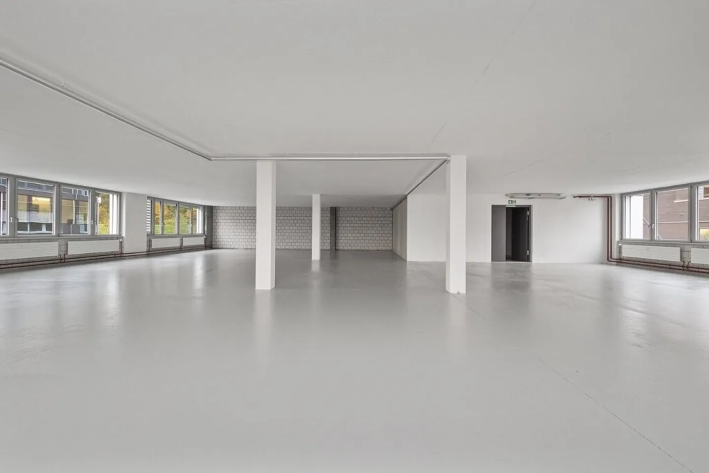 Espace commercial de 401,6 m2 dans un emplacement privilégié - Photo 2 sur 3