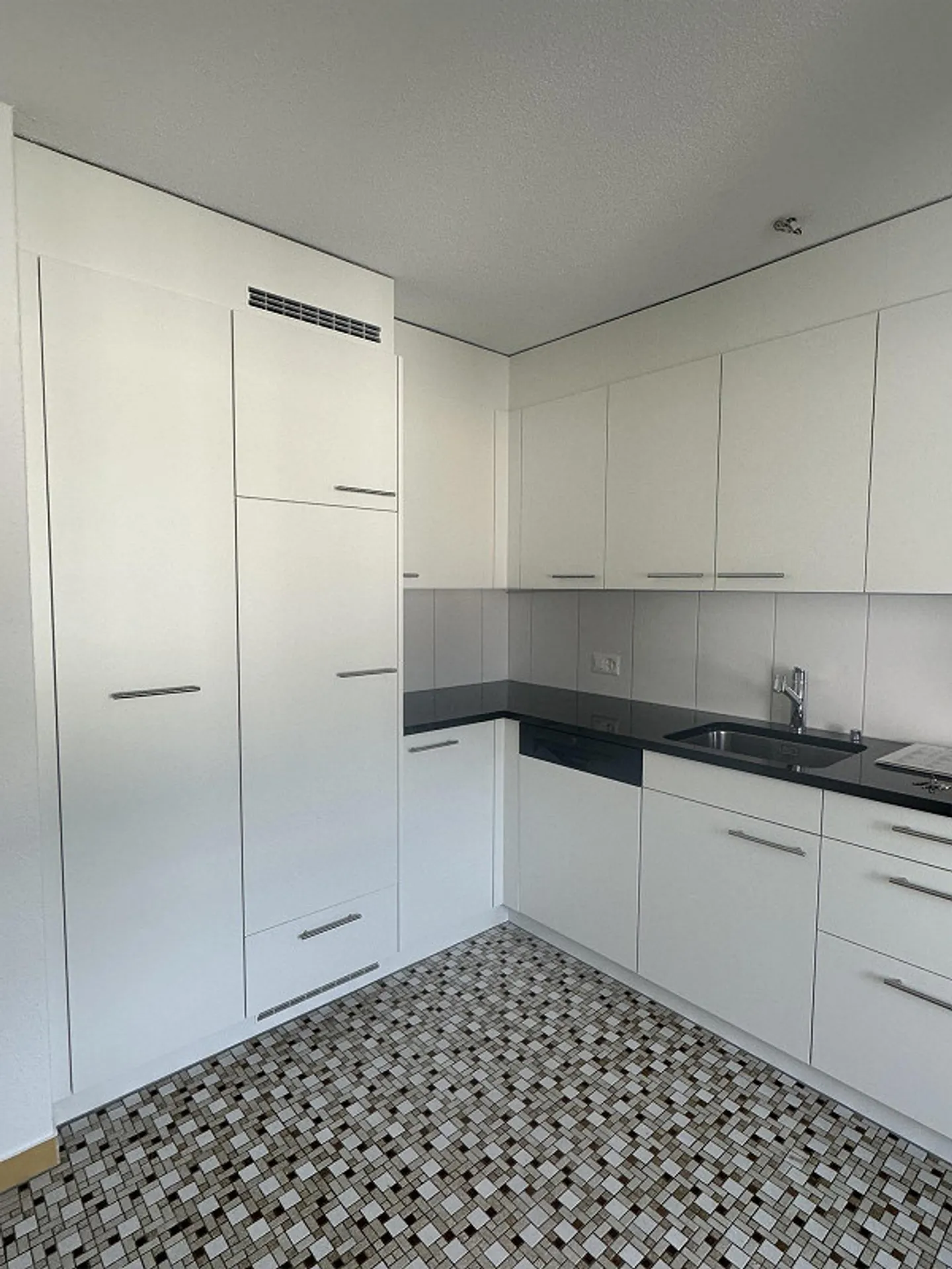 3.5 Room Apartment - Photo 2 of 12