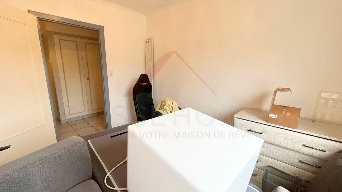 Le Locle - 3.5 room apartment of 68 m² with sunny balcony (approx. 4 m²), unobstructed view of the valley and high rental potential - Photo 8 of 10