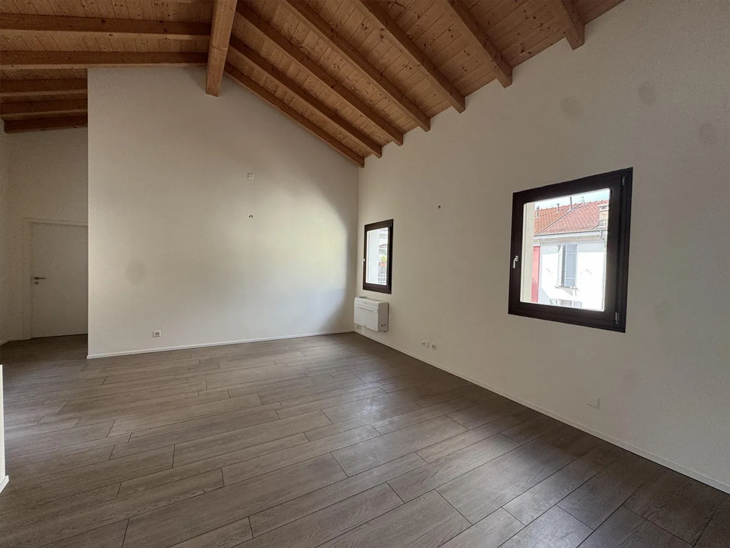 Elegantes Büro zur Miete mit Parkplatz in Chiasso - Foto 2 von 8