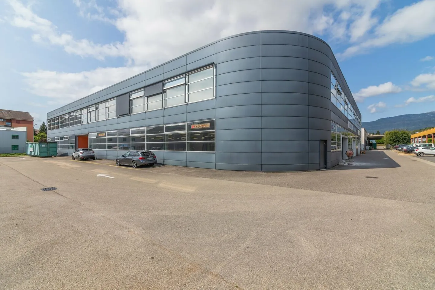 Mixed-use building for rent - Photo 2 of 5