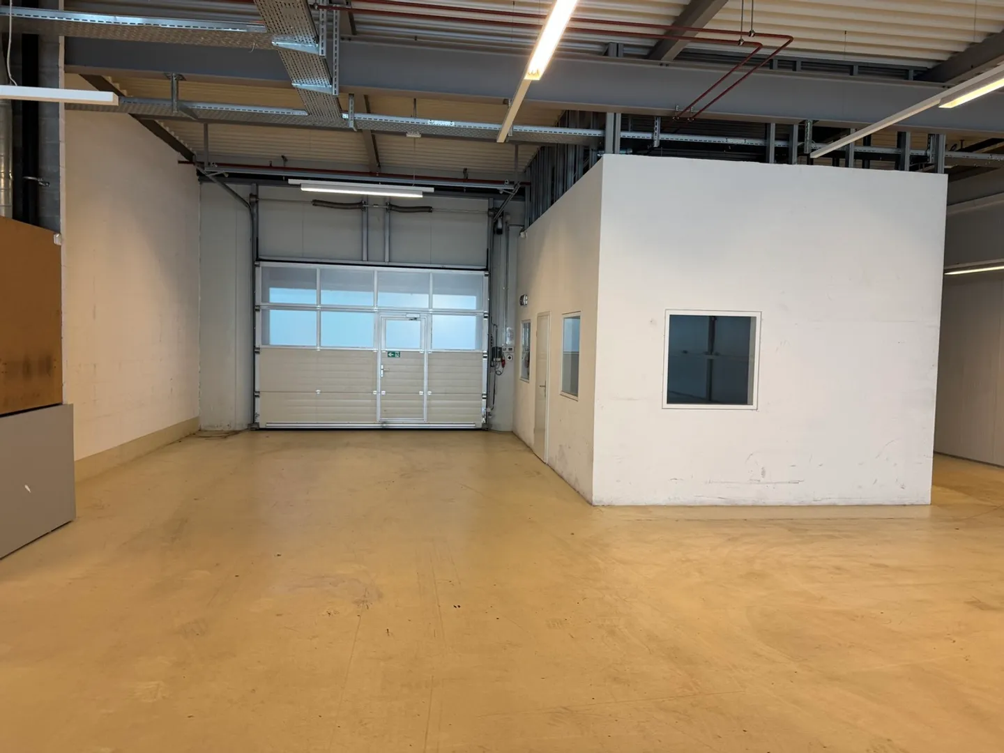 Mixed-use building for rent - Photo 4 of 5