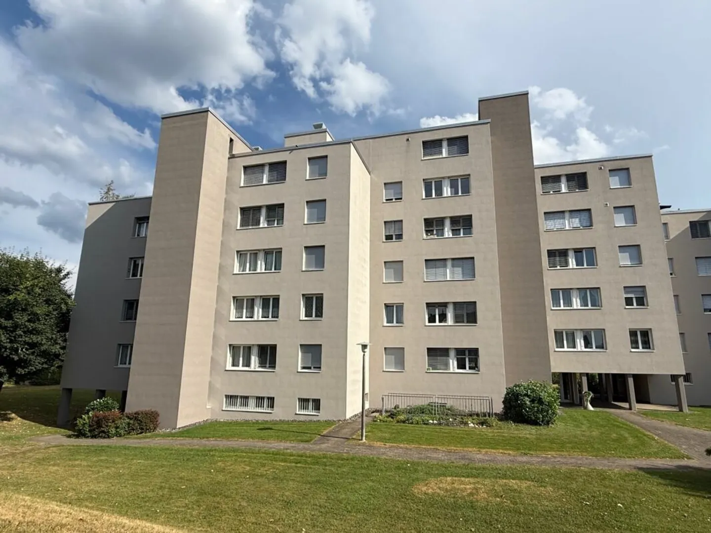 Neuwertige Wohnung (renoviert für CHF 115'000.-) mit Lift an ruhiger Lage - Foto 2 di 19