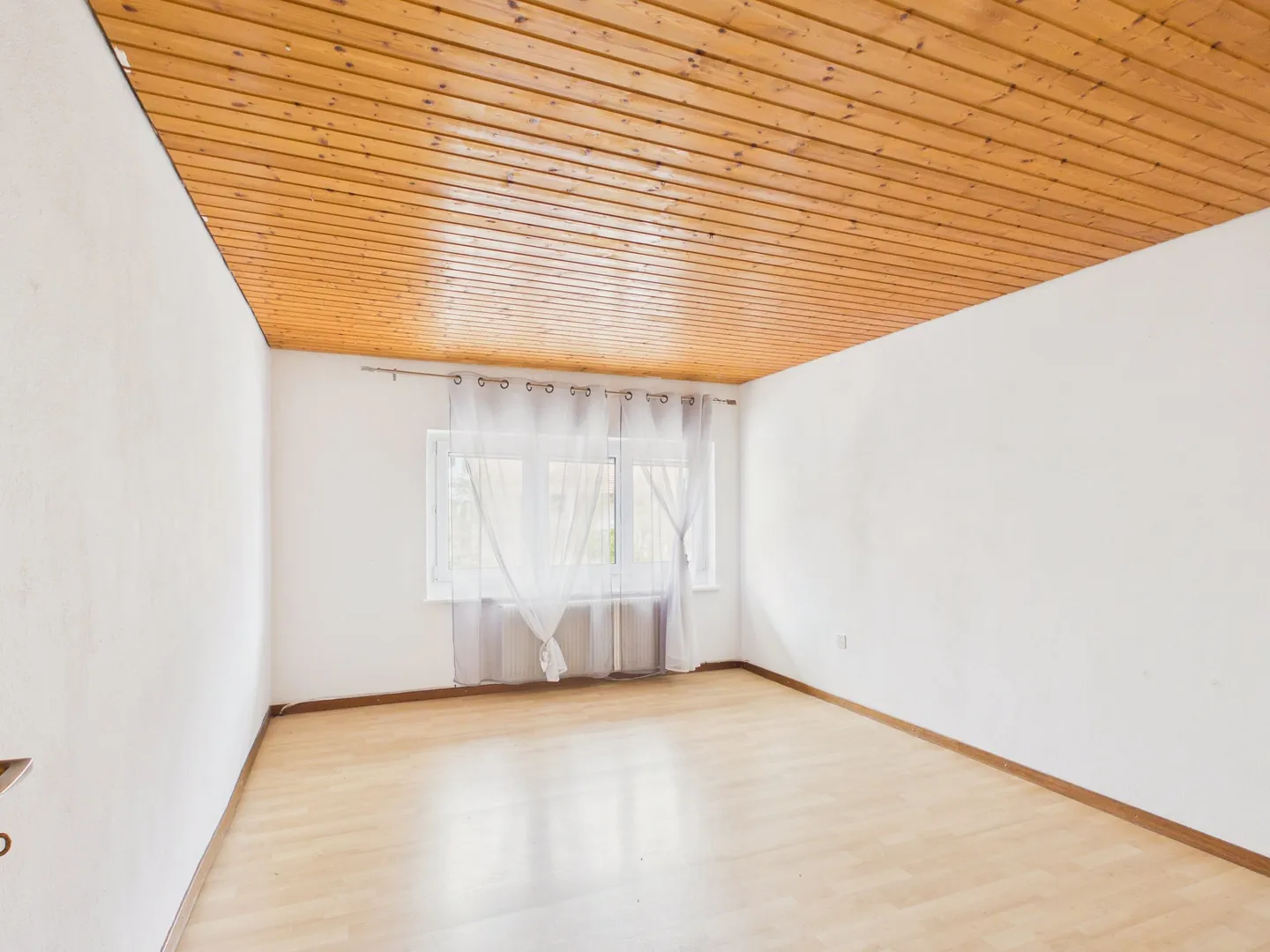 Spacious Apartment with Fireplace - Photo 3 of 13