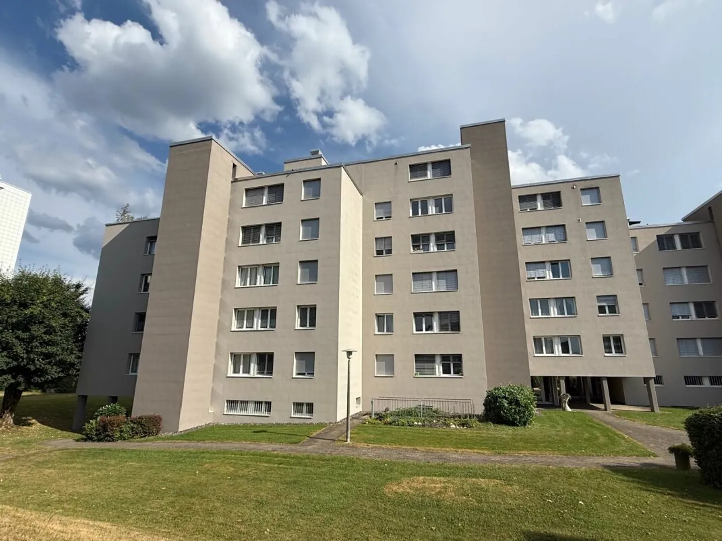Neuwertige Wohnung (renoviert für CHF 115'000.-) mit Lift an ruhiger Lage - Foto 4 di 19