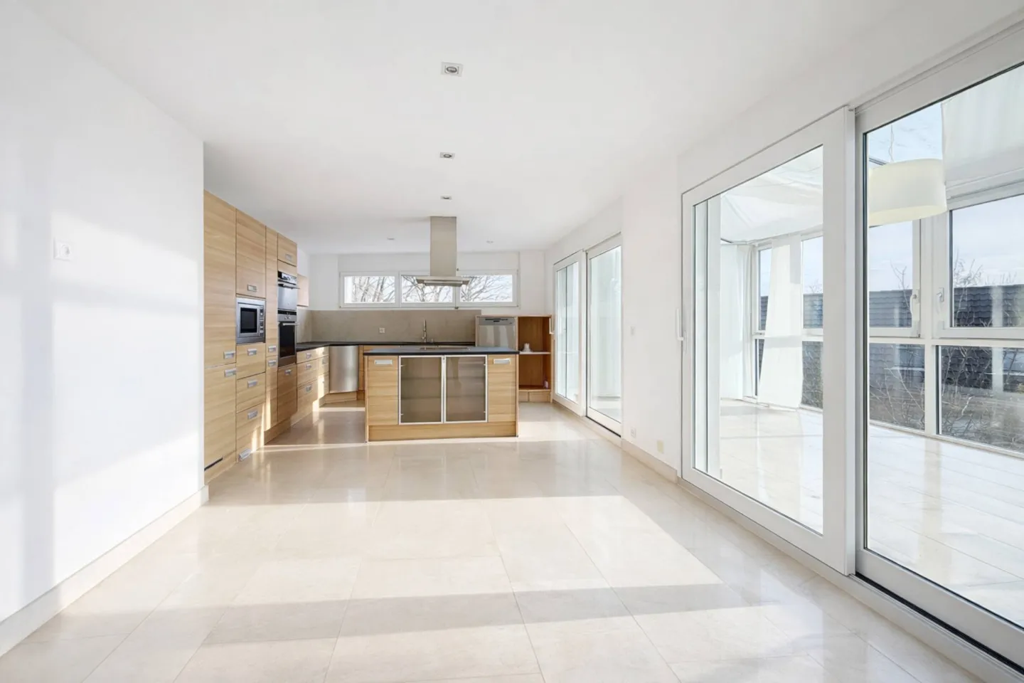 Duplex with plenty of light and adjoining garden at ISL (Yield ~4%) - Photo 4 of 13