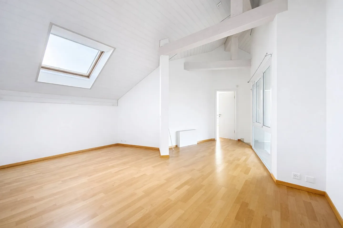 Duplex with plenty of light and adjoining garden at ISL (Yield ~4%) - Photo 6 of 13