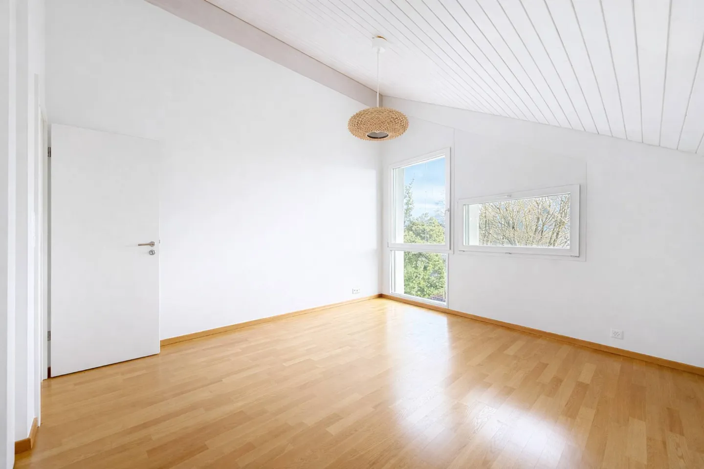 Duplex with plenty of light and adjoining garden at ISL (Yield ~4%) - Photo 11 of 13