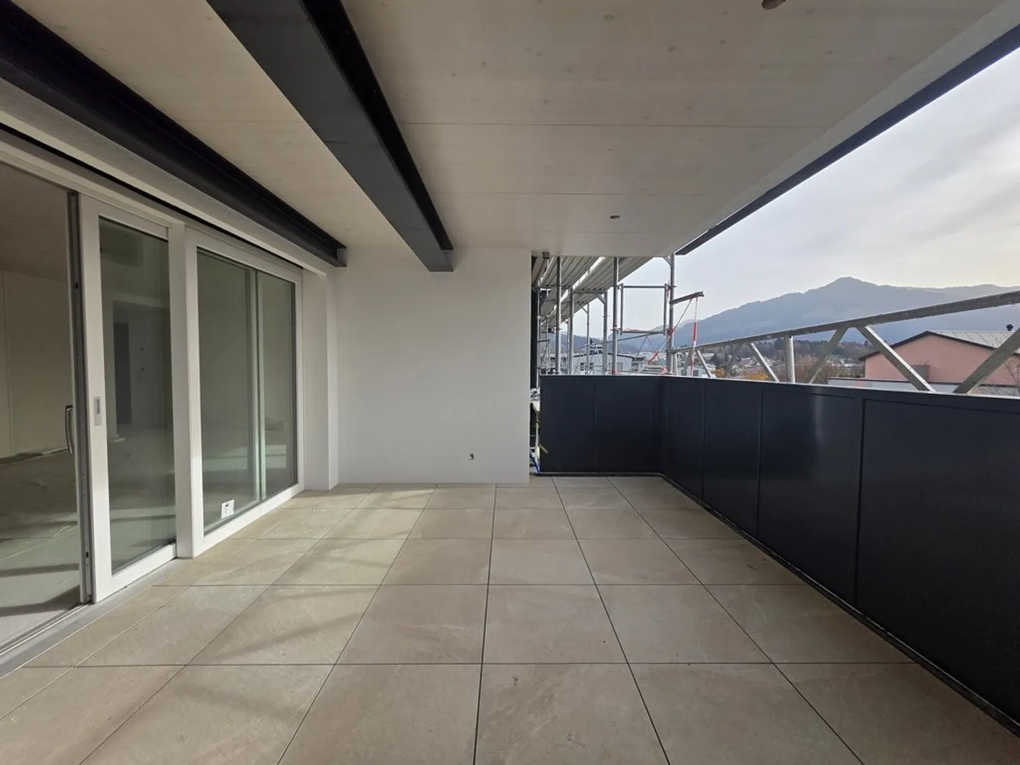 NEW 3.5-room apartment for CHF 2,380.- including charges/electricity. - Photo 3 of 10