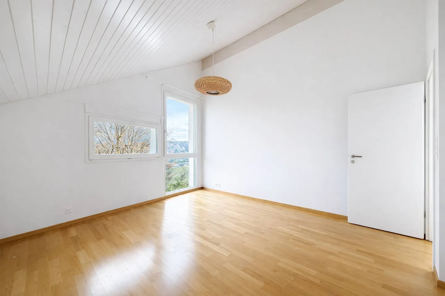 Duplex with plenty of light and adjoining garden at ISL (Yield ~4%) - Photo 12 of 13