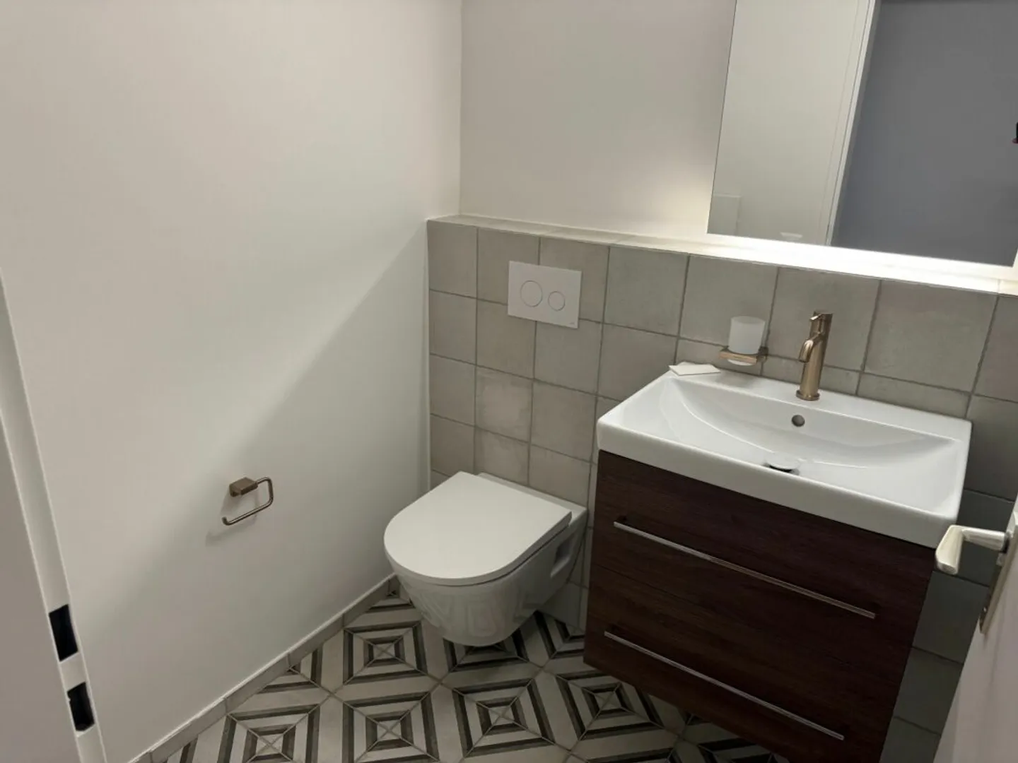 Neuwertige Wohnung (renoviert für CHF 115'000.-) mit Lift an ruhiger Lage - Foto 14 di 19