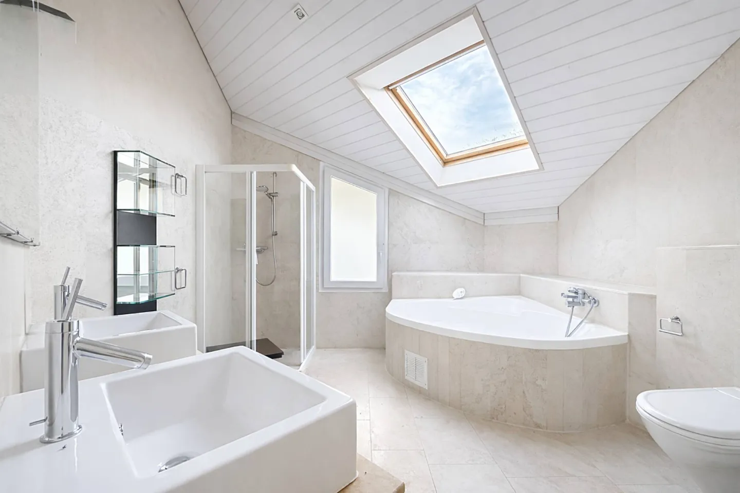 Duplex with plenty of light and adjoining garden at ISL (Yield ~4%) - Photo 9 of 13