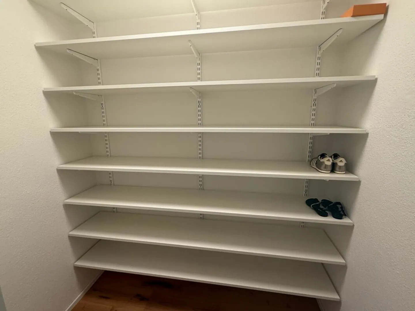 Neuwertige Wohnung (renoviert für CHF 115'000.-) mit Lift an ruhiger Lage - Foto 18 di 19