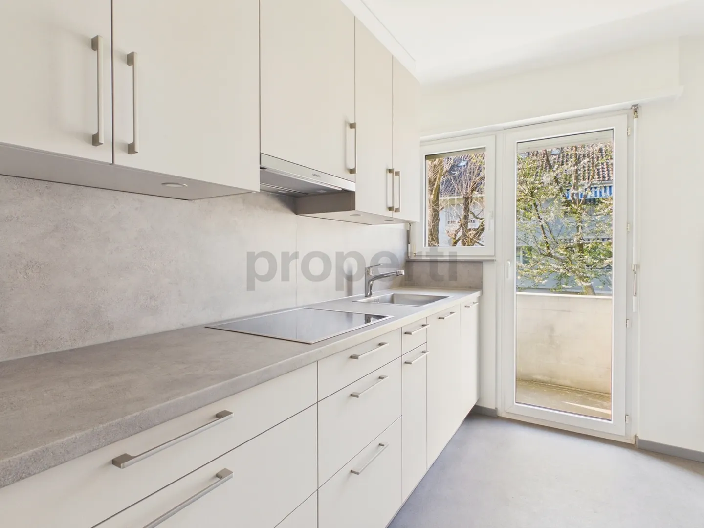 Appartamento ristrutturato con 4 stanze e balcone, Allschwil - Foto 2 di 9