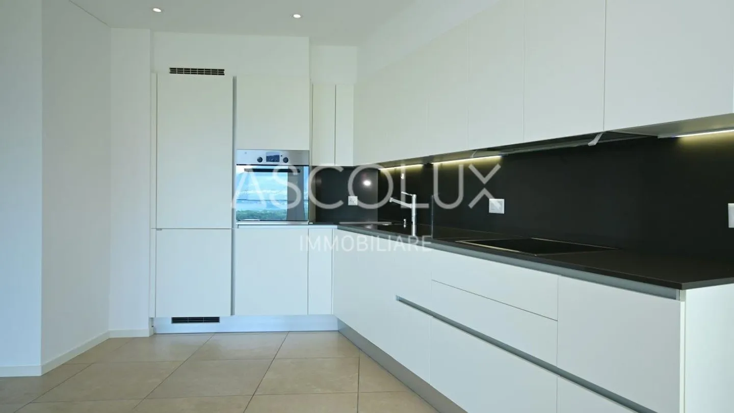 Modern Apartment with Lake View - Photo 8 of 13