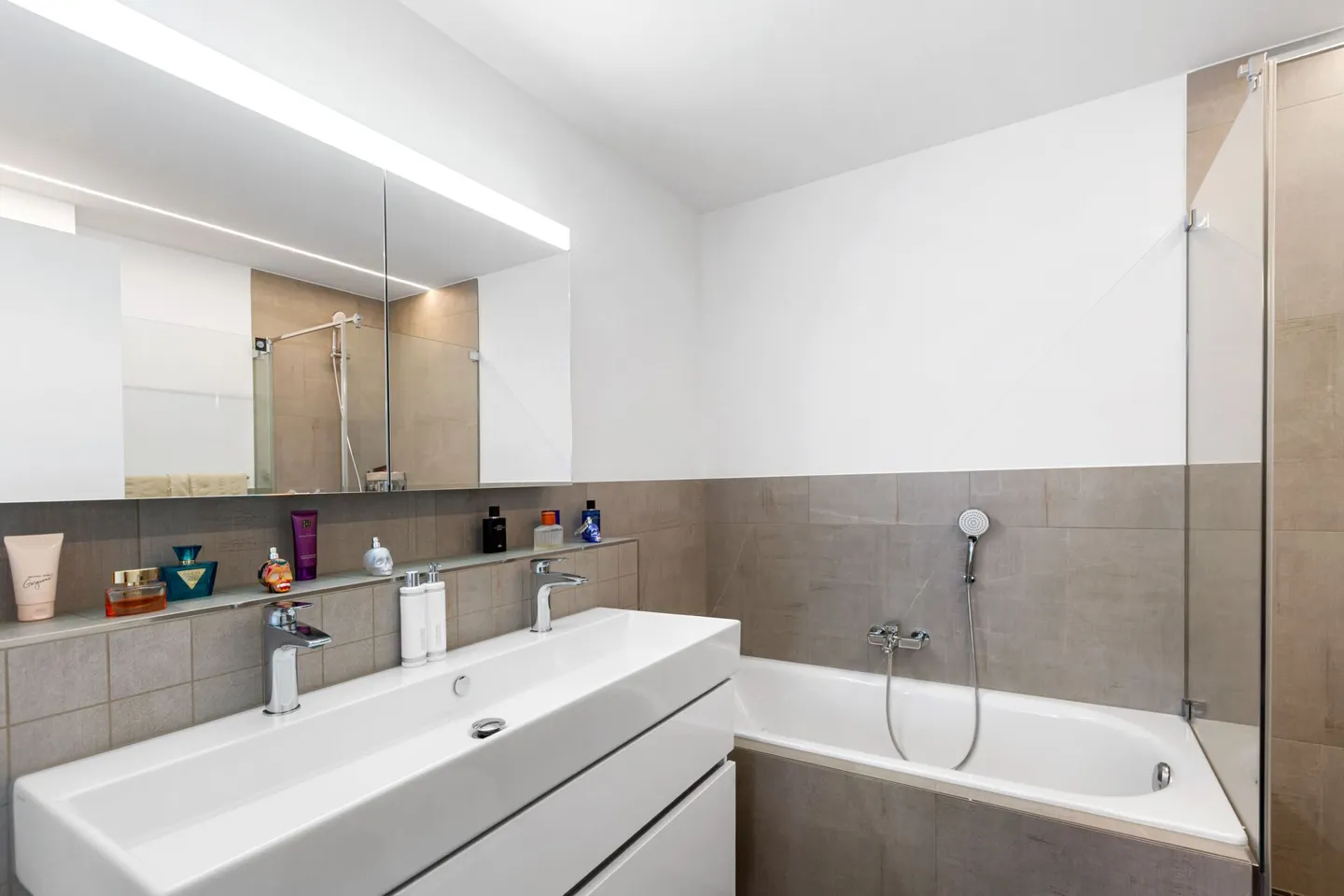 Modern 4.5-room apartment with mountain view - Photo 11 of 13