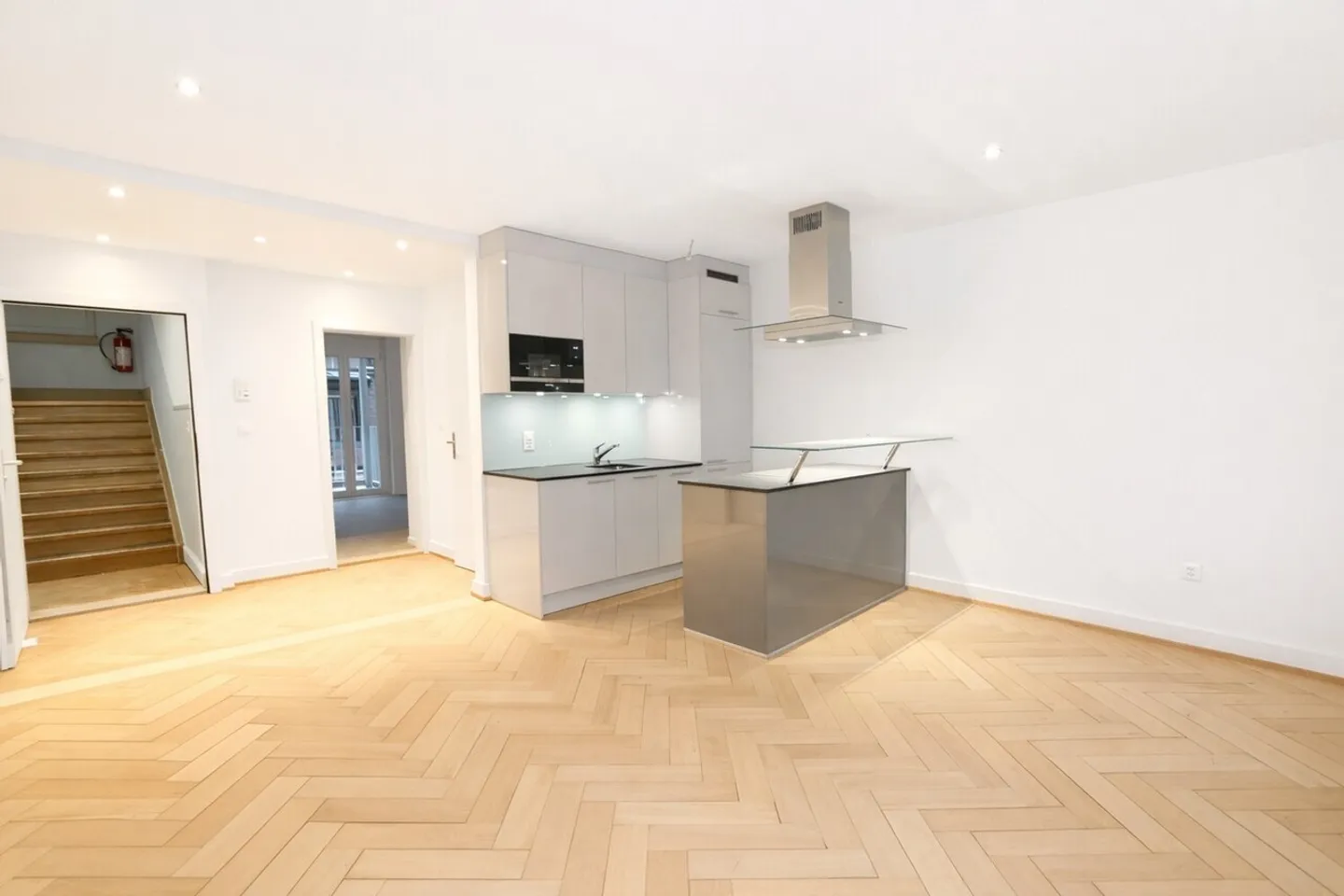 Appartamento elegante con 2 camere da letto e balcone, fascino dell'edificio storico in una posizione centrale vicino a Manesseplatz - Foto 2 di 7