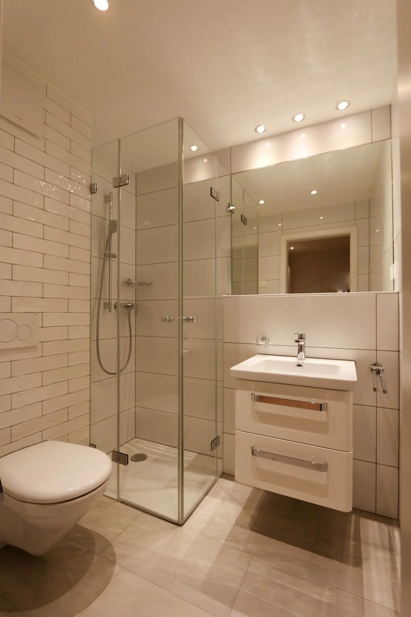 Appartamento elegante con 2 camere da letto e balcone, fascino dell'edificio storico in una posizione centrale vicino a Manesseplatz - Foto 5 di 7