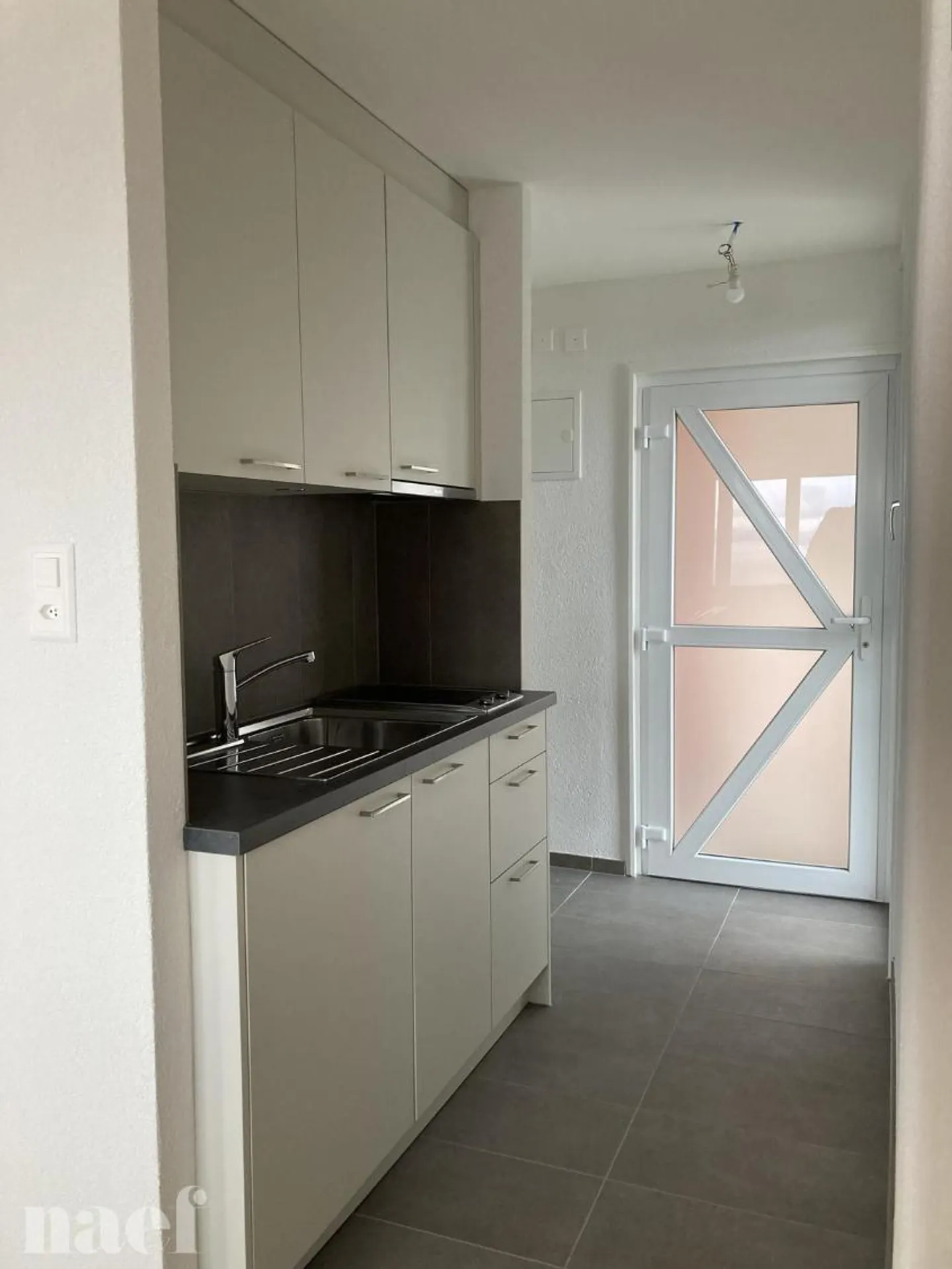 Studio completamente ristrutturato situato nella parte alta della città. - Foto 3 di 5