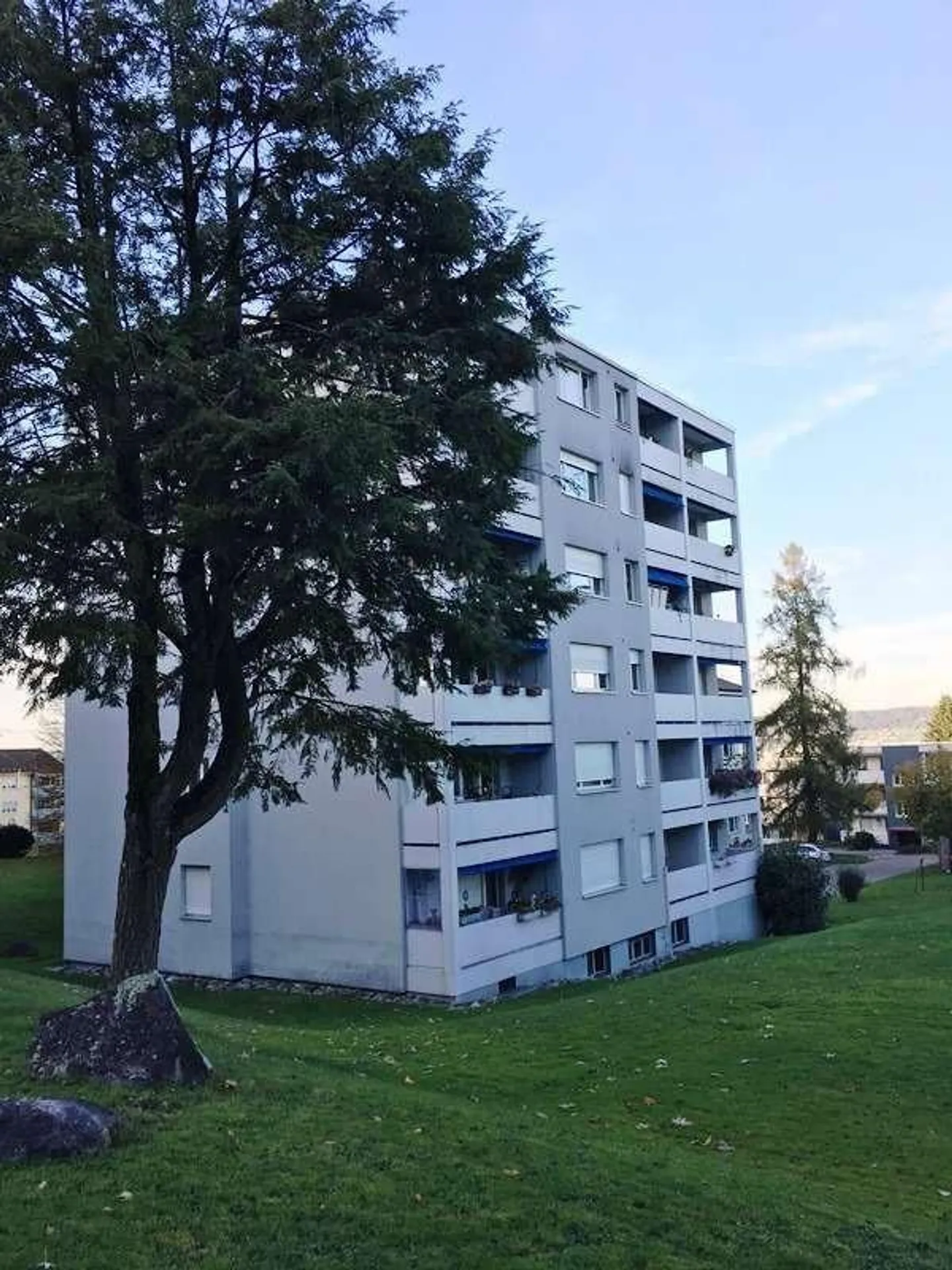 Zone résidentielle calme et ensoleillée dans le vert - Photo 1 sur 8