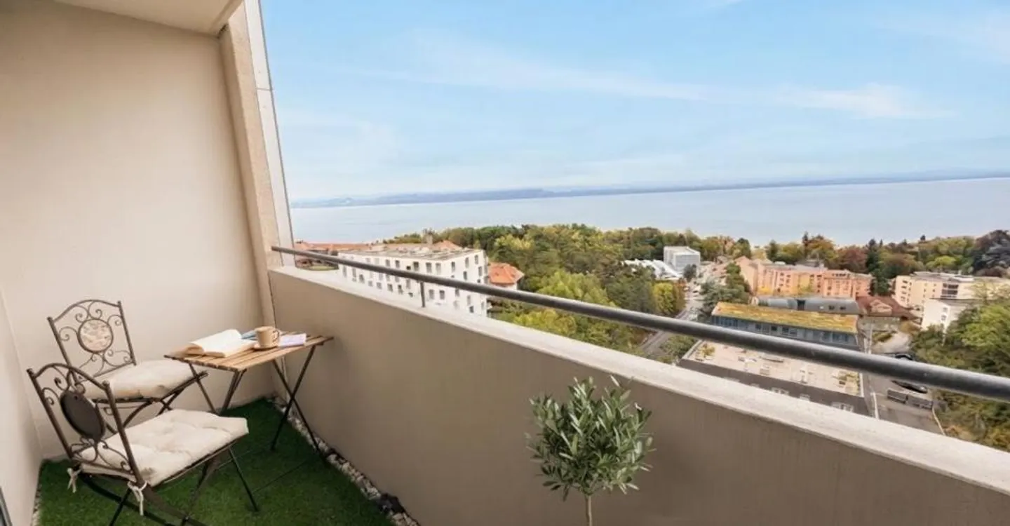 PANORAMIC VIEW OF THE LAKE - BRIGHT 2.5 ROOMS ON THE 13TH FLOOR - Photo 4 of 5