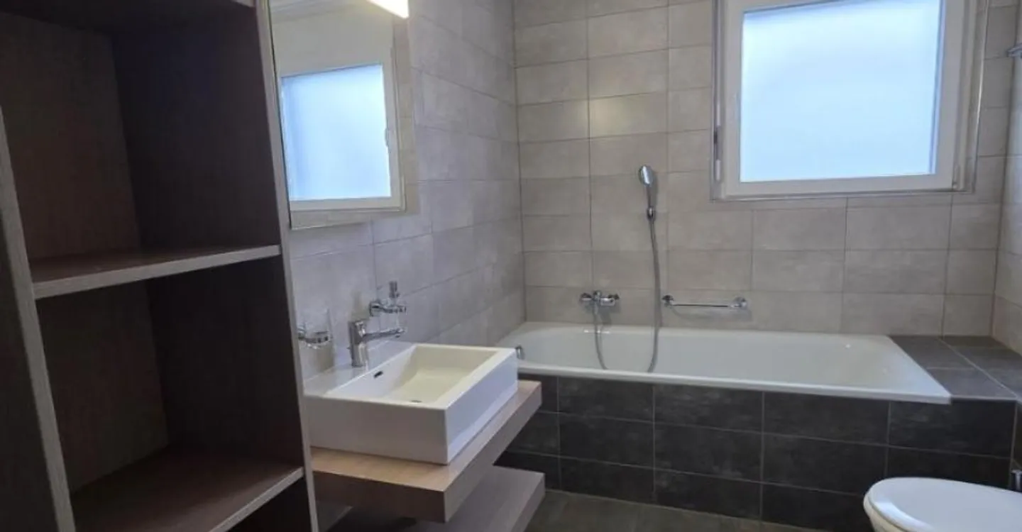4,5-Zimmer-Wohnung von 107 m2 im 2. Stock mit Aufzug - Foto 2 von 9