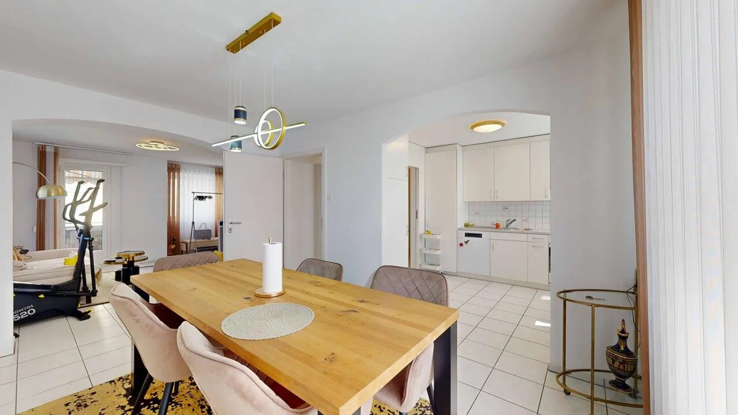 Appartamento centrale di 3 locali con balcone e posto auto - Foto 4 di 10