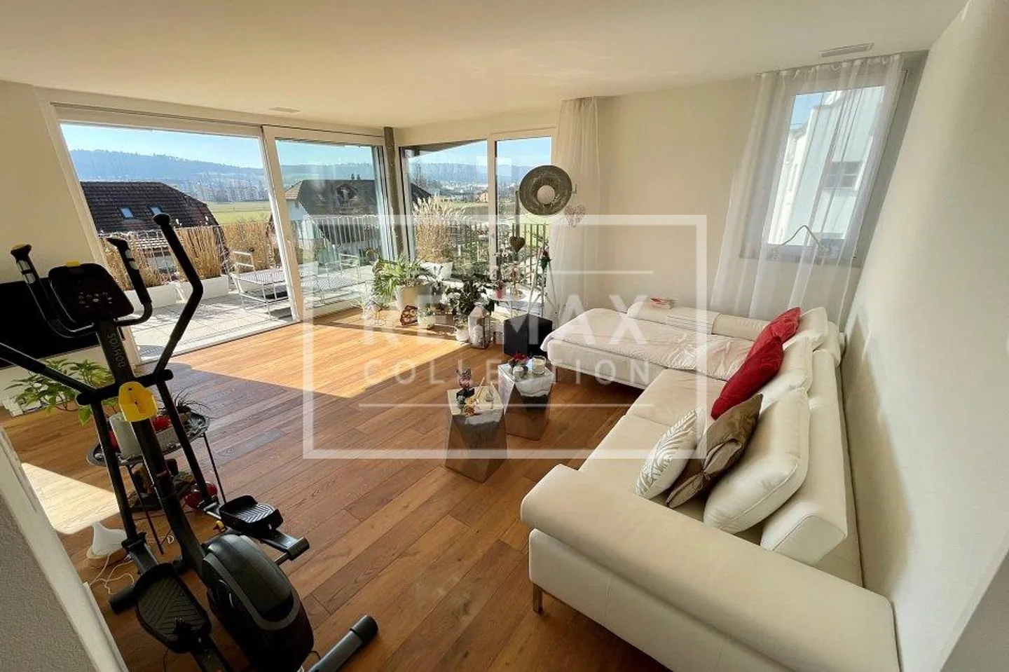 Attico moderno, luminoso e tranquillo di 3,5 locali con ampia terrazza - Foto 1 di 13