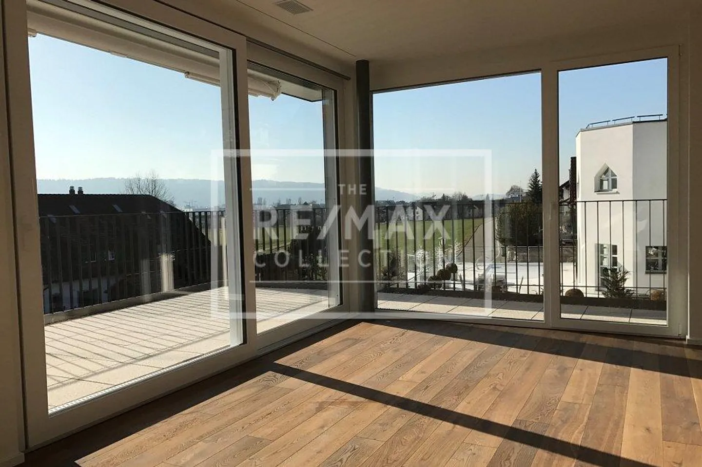 Attico moderno, luminoso e tranquillo di 3,5 locali con ampia terrazza - Foto 4 di 13