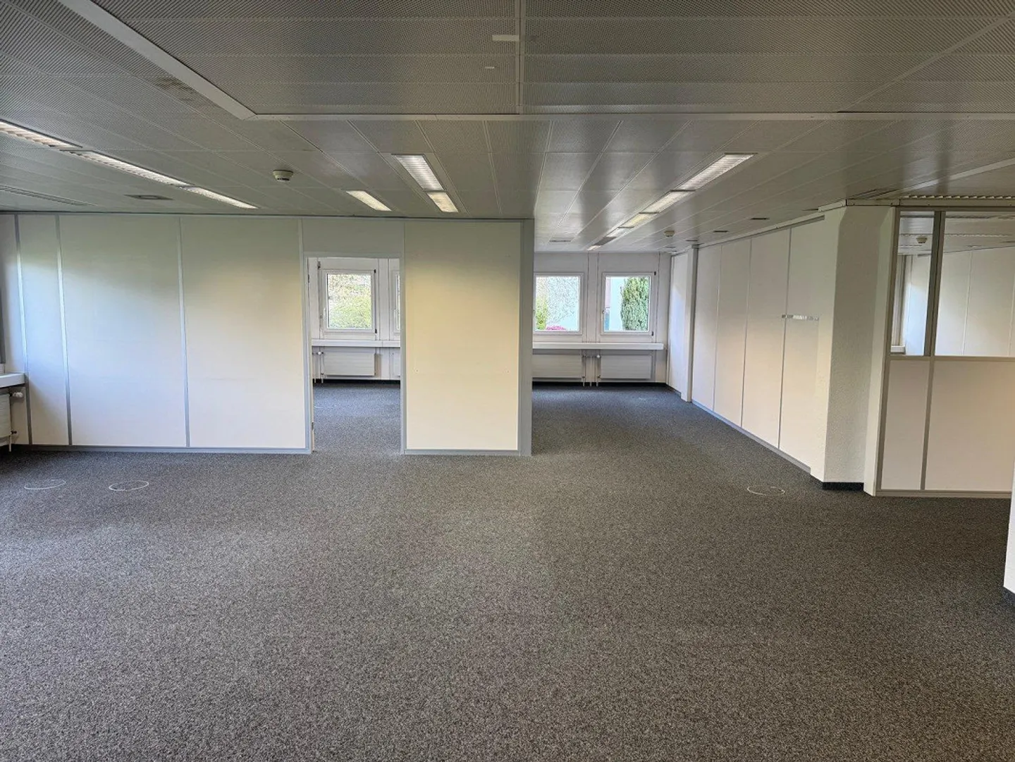Ufficio spazioso di 255 m² con uffici individuali separati in affitto - Foto 1 di 10