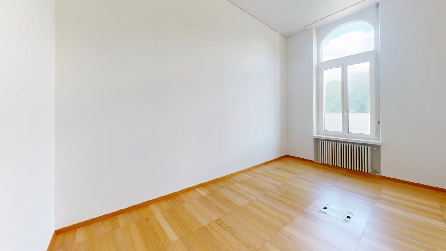 Ufficio Elegante con Vista Lago - Foto 4 di 10