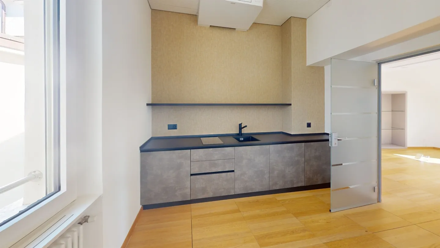 Ufficio Elegante con Vista Lago - Foto 5 di 10