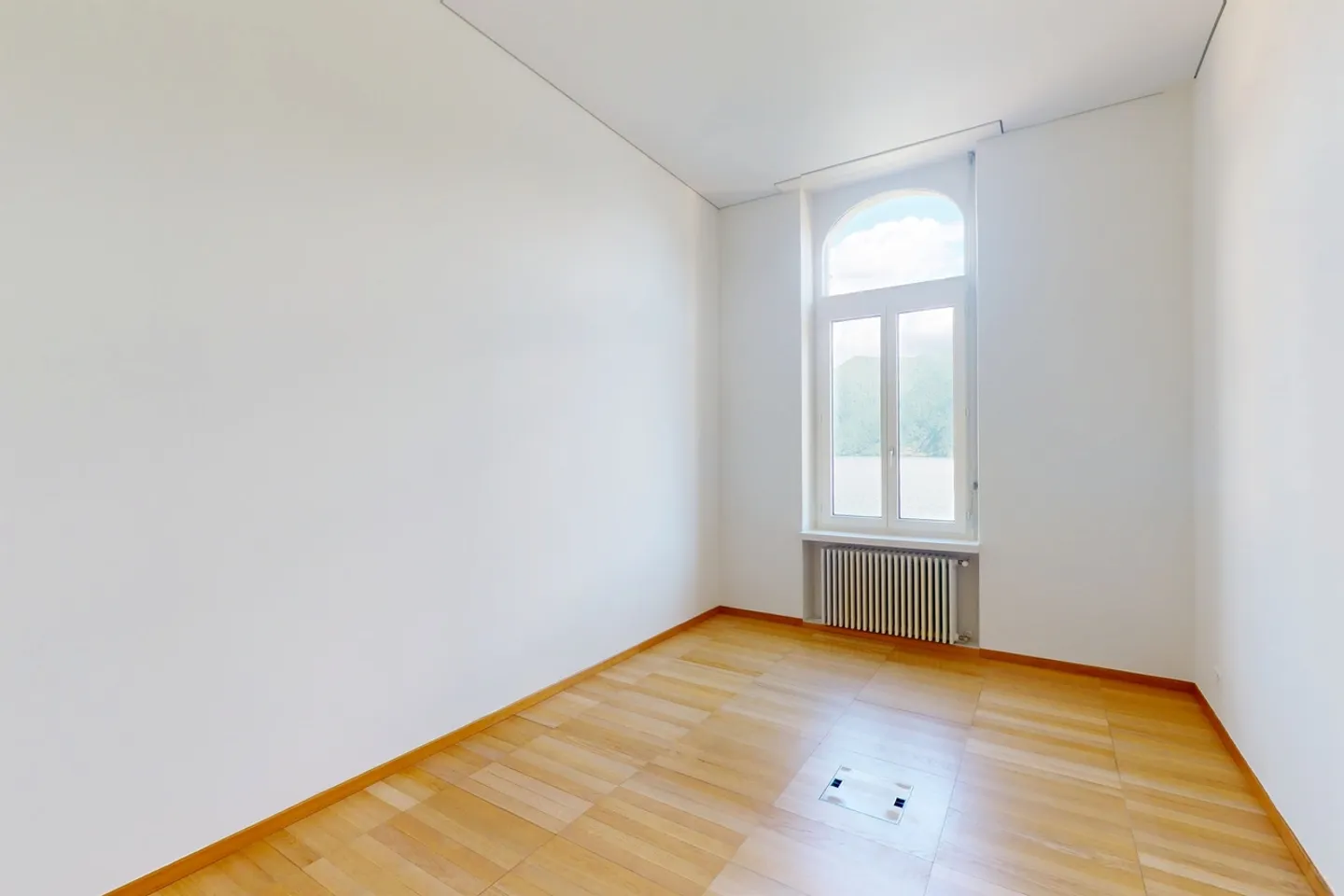 Ufficio Elegante con Vista Lago - Foto 7 di 10
