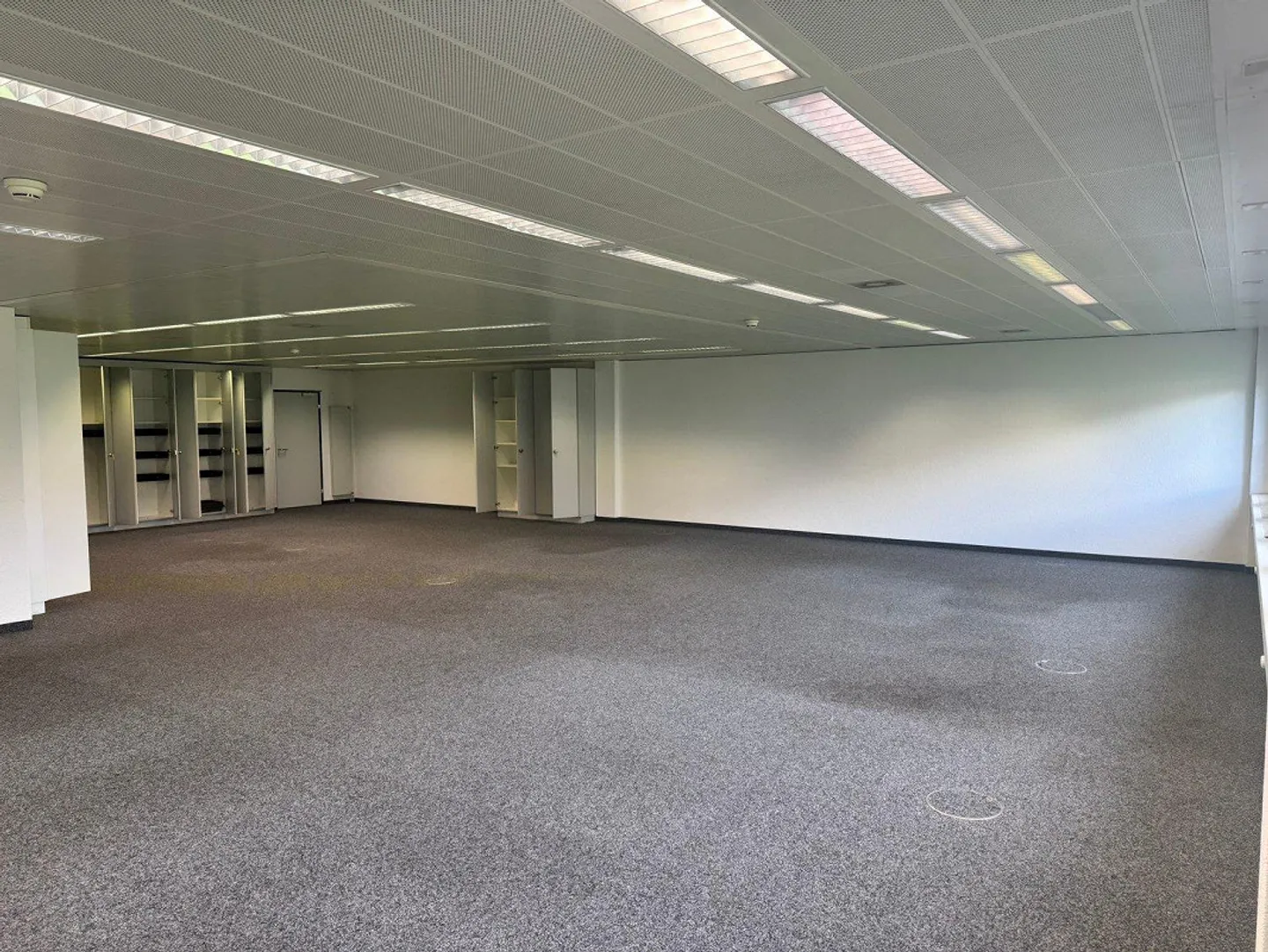 Ufficio spazioso di 255 m² con uffici individuali separati in affitto - Foto 2 di 10
