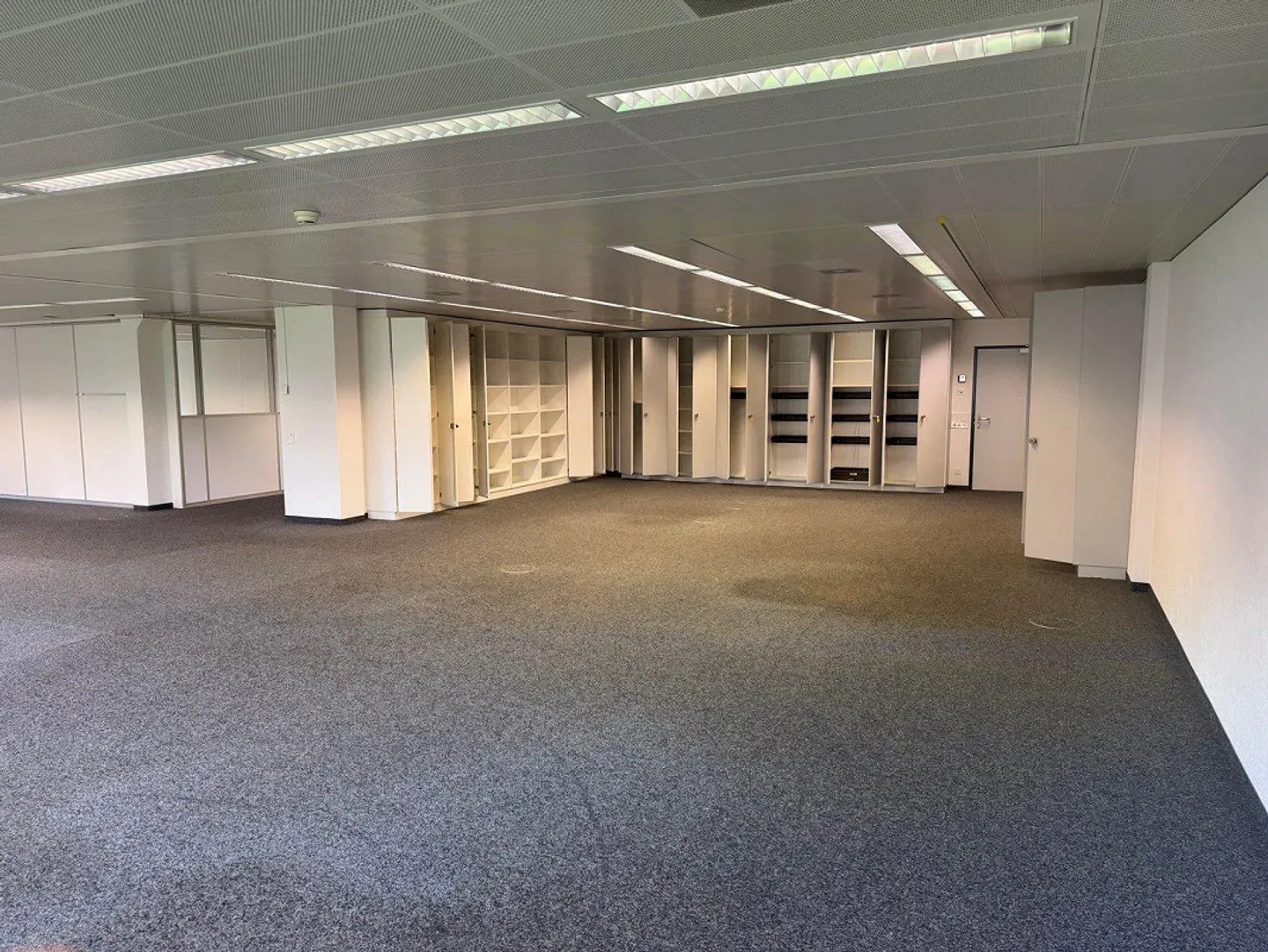 Ufficio spazioso di 255 m² con uffici individuali separati in affitto - Foto 3 di 10